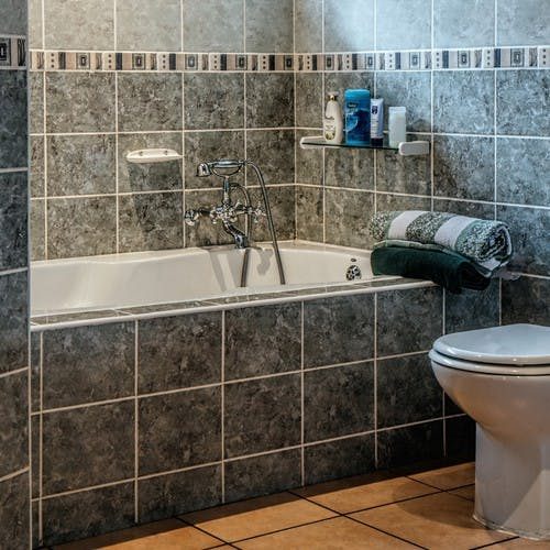 709551b9ebefcaf1175dddf4c4b47d7bcd624136_bathroom-490781